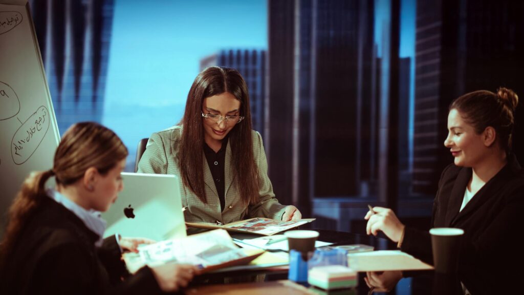 Preduzetnici na sastanku razmatraju prilike za korišćenje AI alata u marketingu.