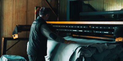 Štavljenje i dorada kože; dorada i bojenje krzna