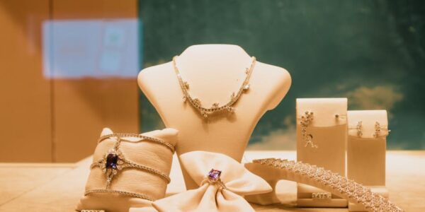 Trgovina na malo satovima i nakitom u specijalizovanim prodavnicama