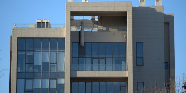 Iznajmljivanje vlastitih ili iznajmljenih nekretnina i upravljanje njima