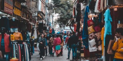 Trgovina na malo tekstilom, odećom i obućom na tezgama i pijacama