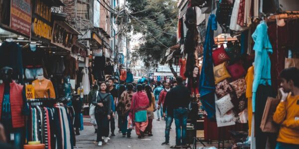 Trgovina na malo tekstilom, odećom i obućom na tezgama i pijacama