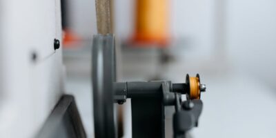 Trgovina na veliko mašinama za tekstilnu industriju i mašinama za šivenje i pletenje