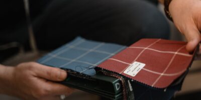 Posredovanje u prodaji tekstila, odeće, krzna, obuće i predmeta od kože