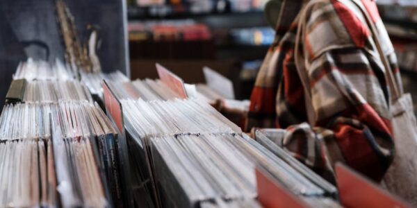 Trgovina na malo muzičkim i video zapisima u specijalizovanim prodavnicama