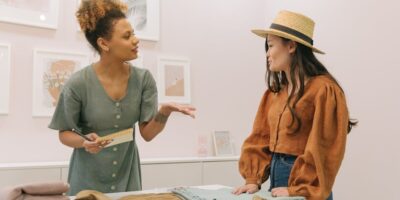 Posredovanje u prodaji tekstila, odeće, krzna, obuće i predmeta od kože