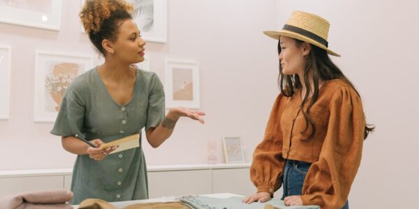 Posredovanje u prodaji tekstila, odeće, krzna, obuće i predmeta od kože