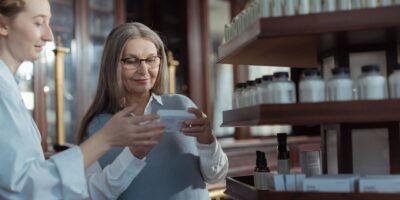 Trgovina na malo farmaceutskim proizvodima u specijalizovanim prodavnicama - apotekama