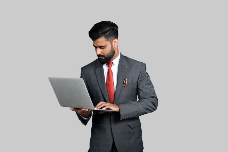 Profesionalni poslovni email na laptopu u modernoj kancelariji, ključan za efikasnu B2B i B2C komunikaciju preduzetnika