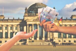 Ilustracija sa grafikonima i novčanicama koja prikazuje javni dug i finansijske tržište