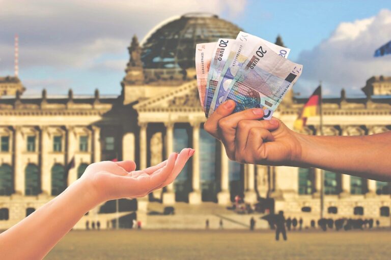 Ilustracija sa grafikonima i novčanicama koja prikazuje javni dug i finansijske tržište