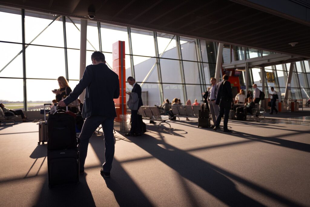 Poslovni ljudi na aerodromu pripremajući se za putovanje