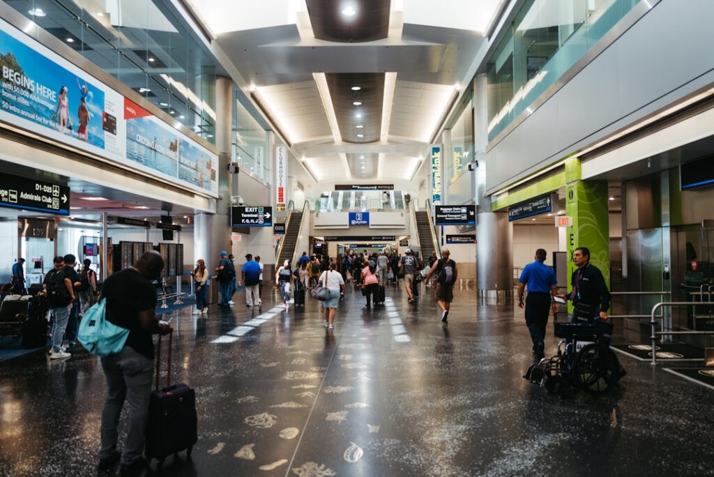 Zaposleni i putnici u avio-terminalu na aerodromu Nikola Tesla