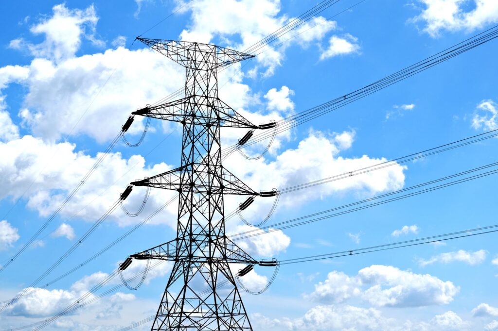 Prikaz dalekovoda i električnih stubova na nebu