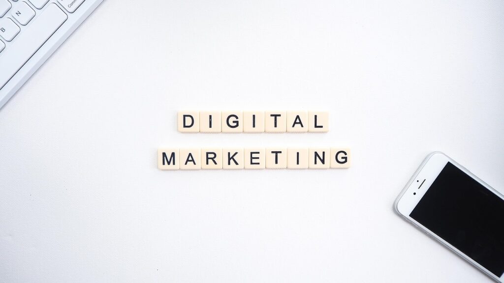 Osoba koja planira digitalni marketing za online prodavnicu