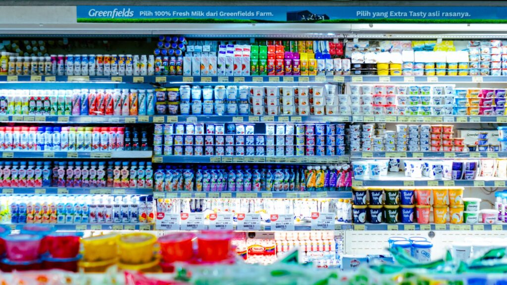 Polje sa svežim mesom i mlečnim proizvodima na polici u supermarketu